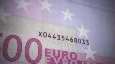 Avrupa Birliği 'nin 500 avroluk banknotuna yakın çekim. 500 avroluk banknotun detaylı makro dokusunun slayt görüntüsü. Banknotun bir kısmının ayrıntılı görünümü.