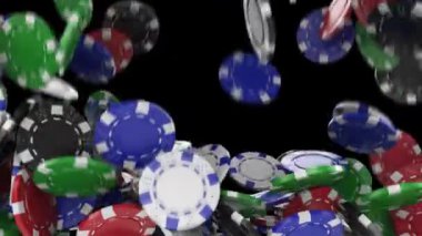 Parlak poker fişleri tepeden tırnağa dökülüp şeffaf arkaplanı dolduruyor. Ağır çekim. ProRes 4444
