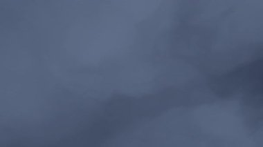 Koyu bir arka planda mavi sis. Kusursuz animasyon.