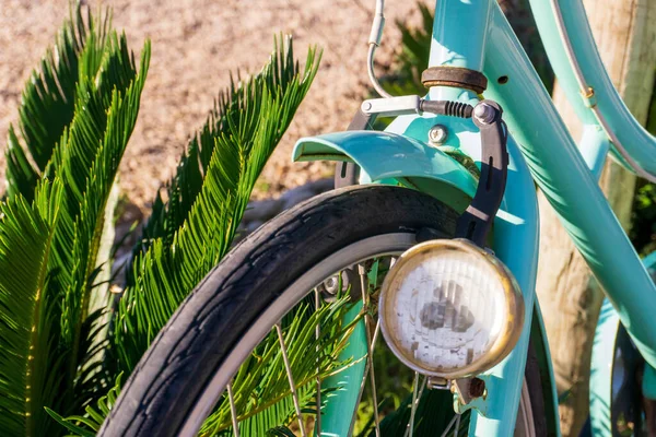 Переднє Колесо Старого Бірюзового Велосипеда Одним Фари Крупним Планом — стокове фото