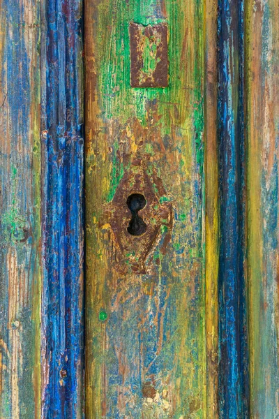 Κλειδαριά Μια Παλιά Πόρτα Καλυμμένη Πολλά Στρώματα Πολύχρωμης Μπογιάς Από — Φωτογραφία Αρχείου