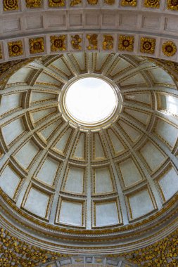 Nazare, Portekiz 'deki Katolik Meryem Kilisesi' nin yaldızlı, süslü kubbesi.