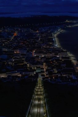 Şafak sökmeden önce fenerden Nazilerin aydınlanmış sokaklarının görüntüsü.