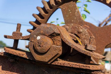 Eski paslı dişliler, eski terk edilmiş bir değirmenin mekanizmasının ayrıntıları.