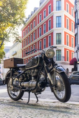 Lizbon şehir merkezine park edilmiş siyah retro motosiklet
