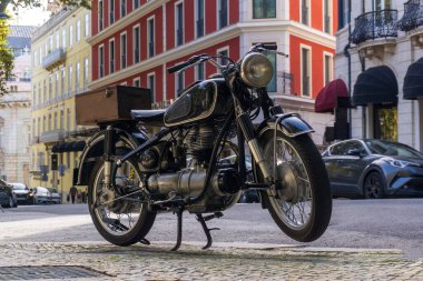 Lizbon şehir merkezine park edilmiş siyah retro motosiklet