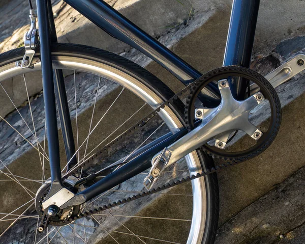 Piękny Granatowy Rower Miejski Metalicznymi Detalami Napędem Pasowym Stylu Retro — Zdjęcie stockowe