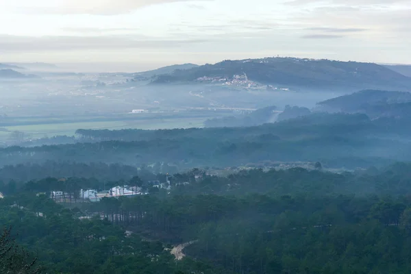 Landschaft Mit Wäldern Nebel Strand Und Dorf Auf Dem Hügel — Stockfoto