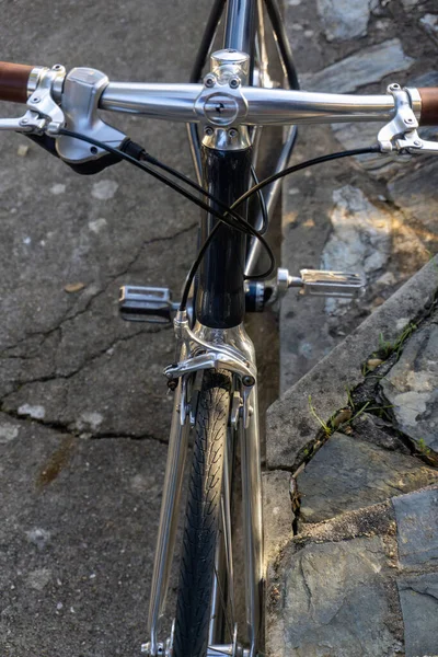 Piękny Granatowy Rower Miejski Metalicznymi Detalami Skórzanym Siodłem Uchwytami Stylu — Zdjęcie stockowe