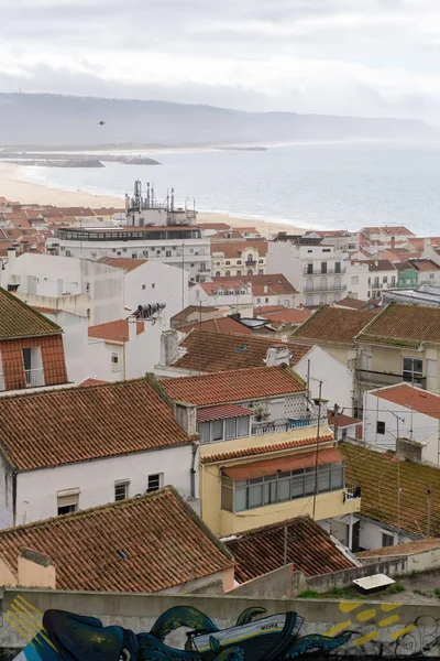 海の上に白い家とオレンジのタイル張りの屋根 古代ポルトガルの都市と通りのトップビュー ポルトガルのナザレ — ストック写真