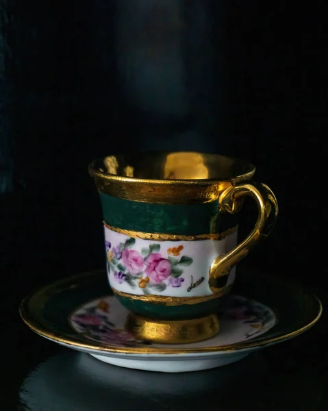 Антикварная Чашка Раскрашенная Цветами Золотом Блюдцем Темном Фоне — стоковое фото