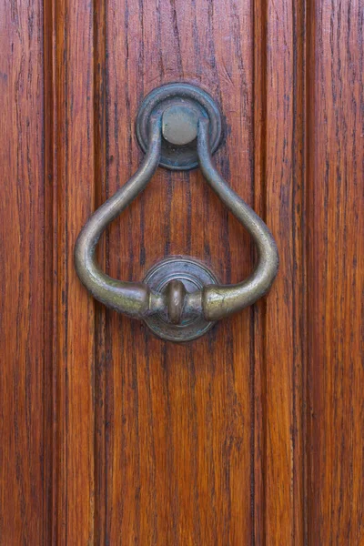 Αντίκες Μεταλλική Πόρτα Knocker Μια Ξύλινη Πόρτα Close — Φωτογραφία Αρχείου