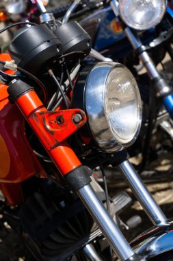 Sokakta park etmiş eski motorsikletler. Yaklaş.
