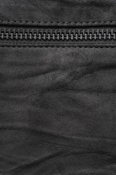 Zmačkaný Černý Semišový Texturovaný Vertikální Pozadí Černým Kovovým Zipem Zblízka — Stock fotografie