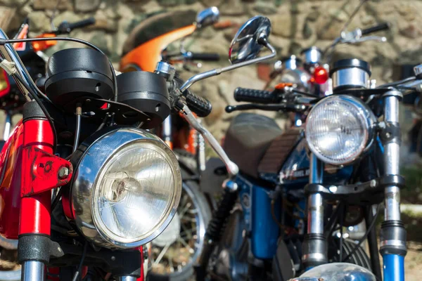 Retro Motocykle Zaparkowane Ulicy Bliska — Zdjęcie stockowe