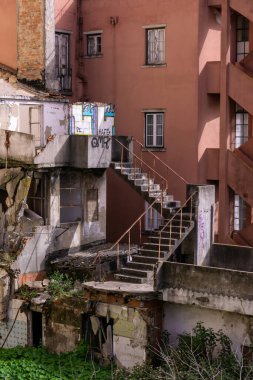 Lisboa şehir merkezinde terk edilmiş bir bina.