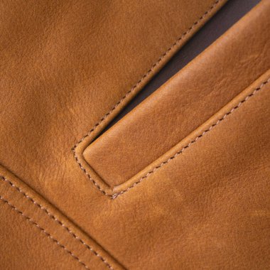 Bej bir deri ceketin cep ayrıntıları. Kapatın.