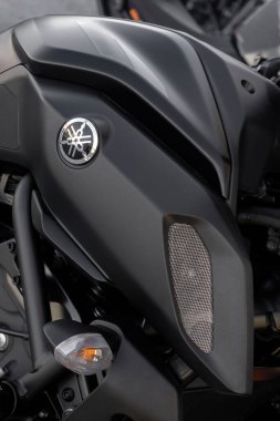 Sines, Portekiz: 13.04.2023 siyah Yamaha motosiklet tankının ayrıntıları. Arkaplan