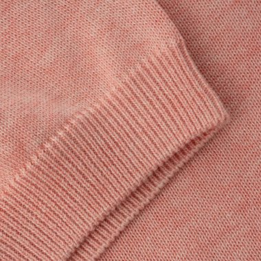 Somon pembesi örülmüş pamuk polo tişörtün kolundaki elastik bant.