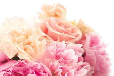 Çıplak karanfillerin uyumlu bir karışımı, yumuşak pembe şakayıklar ve zarif pembe güllerin yer aldığı zarif bir buketi gösteren yakın plan bir resim. Aydınlık, hafif bir zemin üzerine kurulmuş ve hafif bir anahtarla yakalanmış olan sahne, nazik, doğal bir hastalıkla yıkanır.