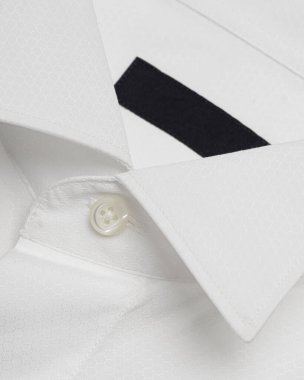 Klasik beyaz gömlek kanat uçlu yaka kumaştan yapılmış ve inci düğmeli.