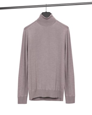 Beyaz bir arkaplana karşı siyah bir askıda sergilenen klasik bir yünlü balıkçı yaka, zamansız tasarımını ve minimalist zarafetini ön plana çıkarıyor.