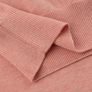 Açık somon pembe pamuklu polo tişörtlü elastik bant. Yaklaş.