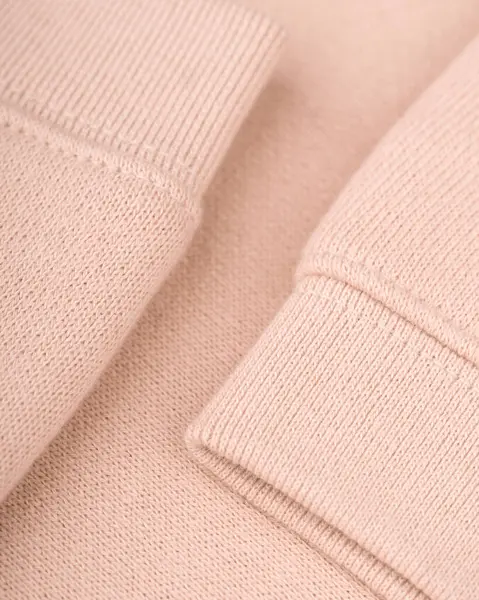 Titizlikle hazırlanmış kelepçelerin bir kısmı ve düzgün bir şekilde birleştirilmiş elastik bant. Doğal, yumuşak ışıklandırma kumaşların dokusunu ve ince tonlarını vurgular, minimalist tasarım ve kalite işçiliğinin altını çizer.