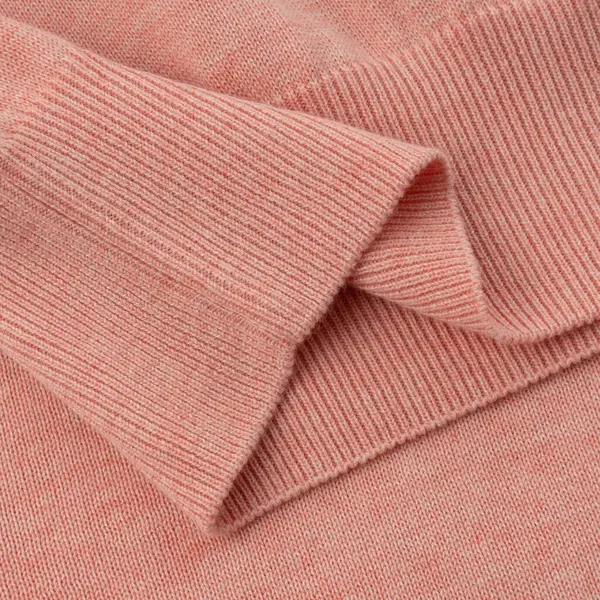 Açık somon pembe pamuklu polo tişörtlü elastik bant. Yaklaş.