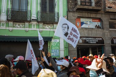 Siyasetçiler ve vatandaşlar, Meksika Cumhurbaşkanı Andrs Manuel Lpez Obrador 'un Dördüncü Dönüşüm Hükümeti' ni desteklemek amacıyla Puebla 'da yürüdüler.