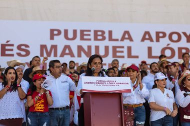 Siyasetçiler ve vatandaşlar, Meksika Cumhurbaşkanı Andrs Manuel Lpez Obrador 'un Dördüncü Dönüşüm Hükümeti' ni desteklemek amacıyla Puebla 'da yürüdüler.