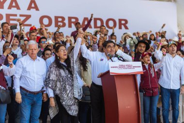 Miguel Barbosa, Puebla Valisi Meksika Cumhurbaşkanı Andrs Manuel Lpez Obrador 'un Dördüncü Dönüşüm hükümetine destek için bir miting düzenledi.