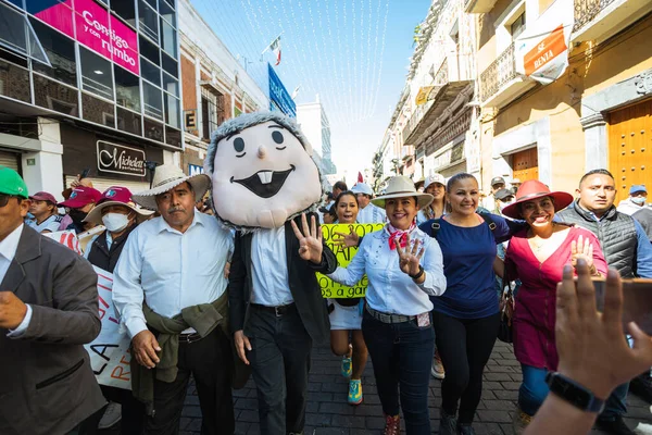 정치인들 시민들은 멕시코 대통령 안드로스 마누엘 오브라도를 지지하기 푸에블라에서 — 스톡 사진