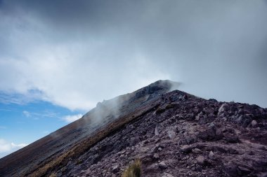 La Malinche dağının tepesindeki doğal manzara, bulutlu bir günde
