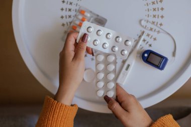 Kadınlar evde kendi kendilerini tedavi ederler. Evde tıbbi bakım. Hastalık ve tedavi kavramı