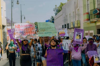 Kadın hakları yürüyüşü sırasında Puebla sokaklarında protestolar, cinsiyet şiddetine karşı feminist yürüyüş, 8 Mart 'ta Puebla şehrinde