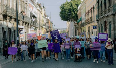 Kadın hakları yürüyüşü sırasında Puebla sokaklarında protestolar, cinsiyet şiddetine karşı feminist yürüyüş, 8 Mart 'ta Puebla şehrinde