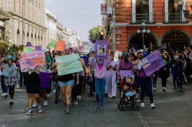 Kadın hakları yürüyüşü sırasında Puebla sokaklarında protestolar, cinsiyet şiddetine karşı feminist yürüyüş, 8 Mart 'ta Puebla şehrinde
