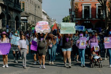 Kadın hakları yürüyüşü sırasında Puebla sokaklarında protestolar, cinsiyet şiddetine karşı feminist yürüyüş, 8 Mart 'ta Puebla şehrinde