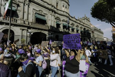 Kadın hakları yürüyüşü sırasında Puebla sokaklarında protestolar, cinsiyet şiddetine karşı feminist yürüyüş, 8 Mart 'ta Puebla şehrinde