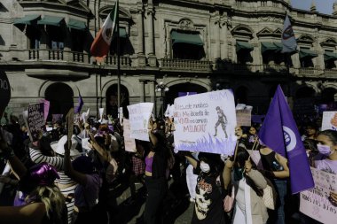 Kadın hakları yürüyüşü sırasında Puebla sokaklarında protestolar, cinsiyet şiddetine karşı feminist yürüyüş, 8 Mart 'ta Puebla şehrinde