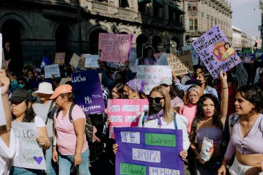 Kadın hakları yürüyüşü sırasında Puebla sokaklarında protestolar, cinsiyet şiddetine karşı feminist yürüyüş, 8 Mart 'ta Puebla şehrinde