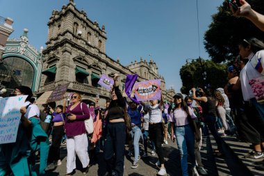 Kadın hakları yürüyüşü sırasında Puebla sokaklarında protestolar, cinsiyet şiddetine karşı feminist yürüyüş, 8 Mart 'ta Puebla şehrinde