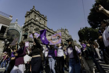 Kadın hakları yürüyüşü sırasında Puebla sokaklarında protestolar, cinsiyet şiddetine karşı feminist yürüyüş, 8 Mart 'ta Puebla şehrinde
