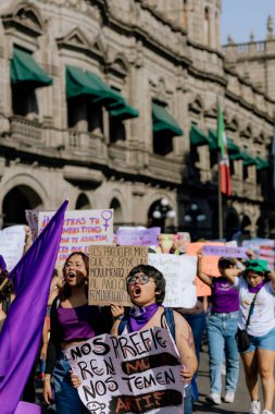 Kadın hakları yürüyüşü sırasında Puebla sokaklarında protestolar, cinsiyet şiddetine karşı feminist yürüyüş, 8 Mart 'ta Puebla şehrinde