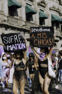 Kadın hakları yürüyüşü sırasında Puebla sokaklarında protestolar, cinsiyet şiddetine karşı feminist yürüyüş, 8 Mart 'ta Puebla şehrinde