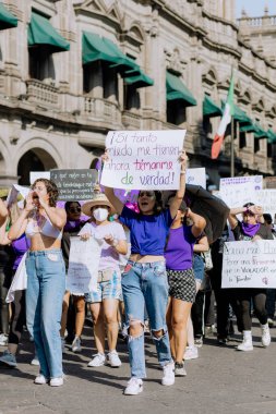 Kadın hakları yürüyüşü sırasında Puebla sokaklarında protestolar, cinsiyet şiddetine karşı feminist yürüyüş, 8 Mart 'ta Puebla şehrinde