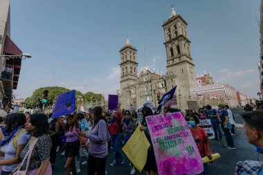 Kadın hakları yürüyüşü sırasında Puebla sokaklarında protestolar, cinsiyet şiddetine karşı feminist yürüyüş, 8 Mart 'ta Puebla şehrinde