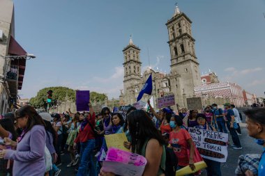 Kadın hakları yürüyüşü sırasında Puebla sokaklarında protestolar, cinsiyet şiddetine karşı feminist yürüyüş, 8 Mart 'ta Puebla şehrinde