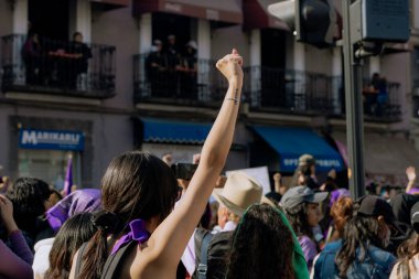 Kadın hakları yürüyüşü sırasında Puebla sokaklarında protestolar, cinsiyet şiddetine karşı feminist yürüyüş, 8 Mart 'ta Puebla şehrinde